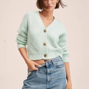 Cozy cropped cardigan with big buttons